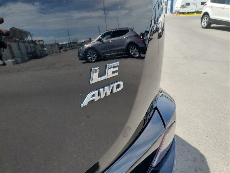 2018 Toyota RAV4 LE - Photo 9 - Calgary, AB T2B 2Y9