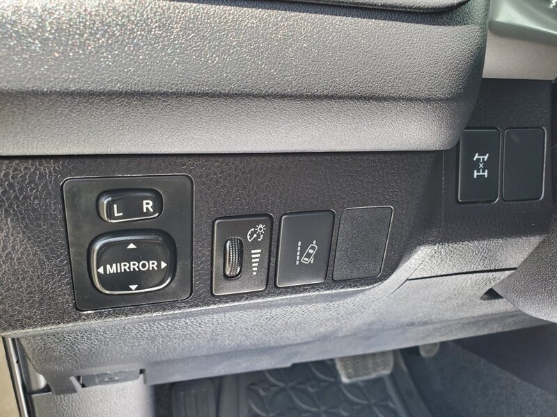 2018 Toyota RAV4 LE - Photo 21 - Calgary, AB T2B 2Y9