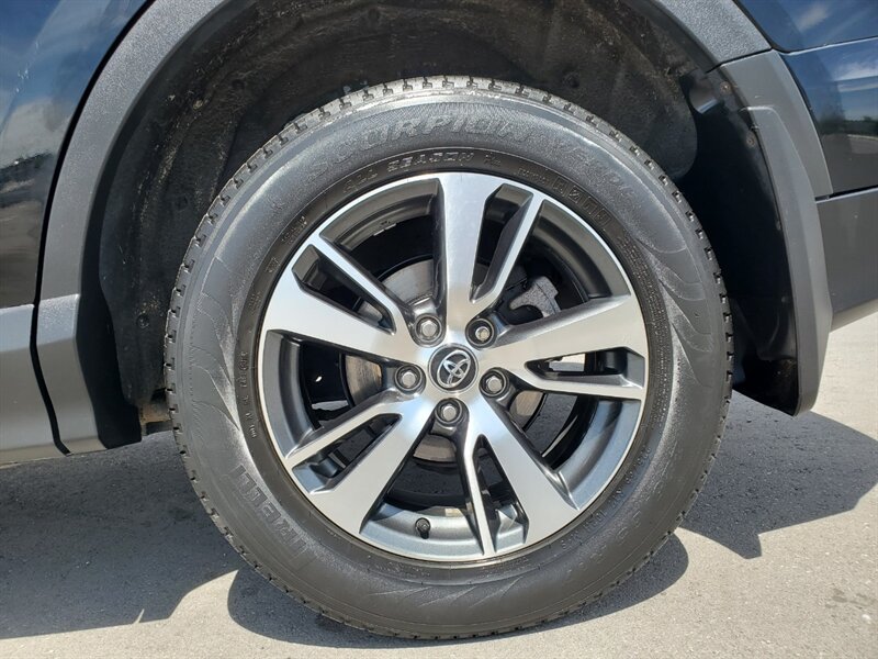 2018 Toyota RAV4 LE - Photo 11 - Calgary, AB T2B 2Y9