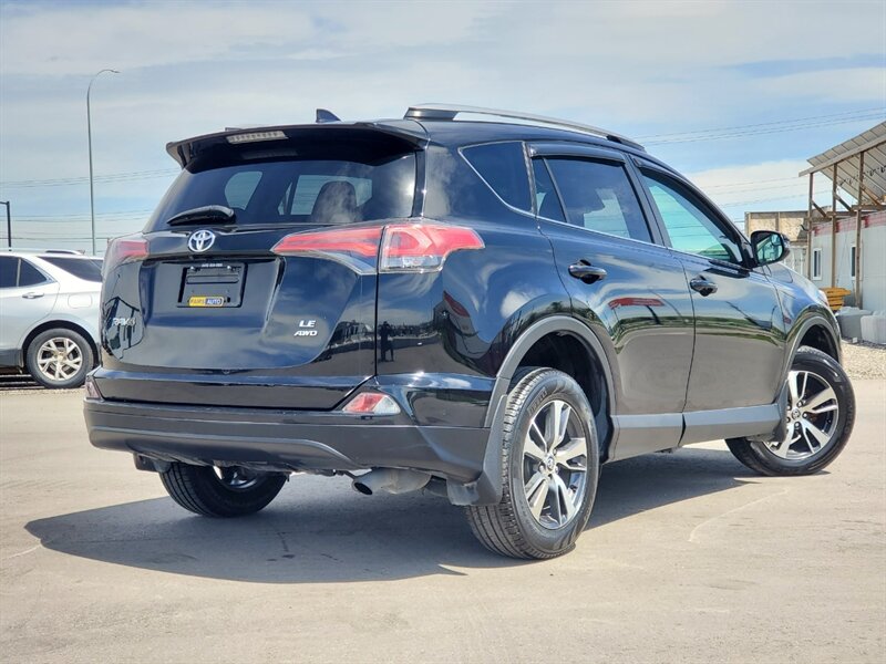 2018 Toyota RAV4 LE - Photo 5 - Calgary, AB T2B 2Y9
