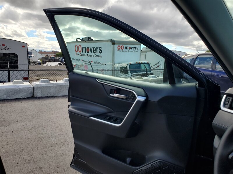 2025 Toyota RAV4 XLE - Photo 15 - Calgary, AB T2B 2Y9