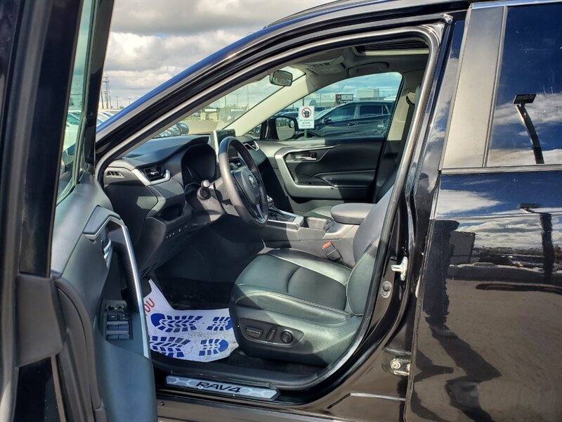 2025 Toyota RAV4 XLE - Photo 9 - Calgary, AB T2B 2Y9