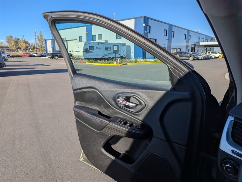 2015 Jeep Cherokee Trailhawk   - Photo 15 - Calgary, AB T2B 2Y9