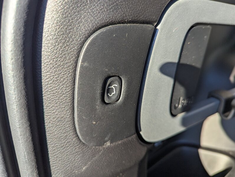 2015 Jeep Cherokee Trailhawk   - Photo 39 - Calgary, AB T2B 2Y9