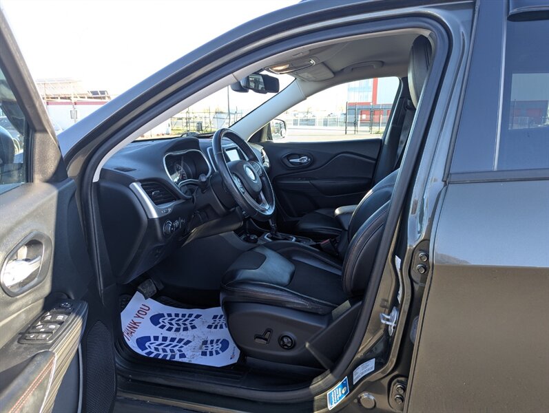 2015 Jeep Cherokee Trailhawk   - Photo 8 - Calgary, AB T2B 2Y9