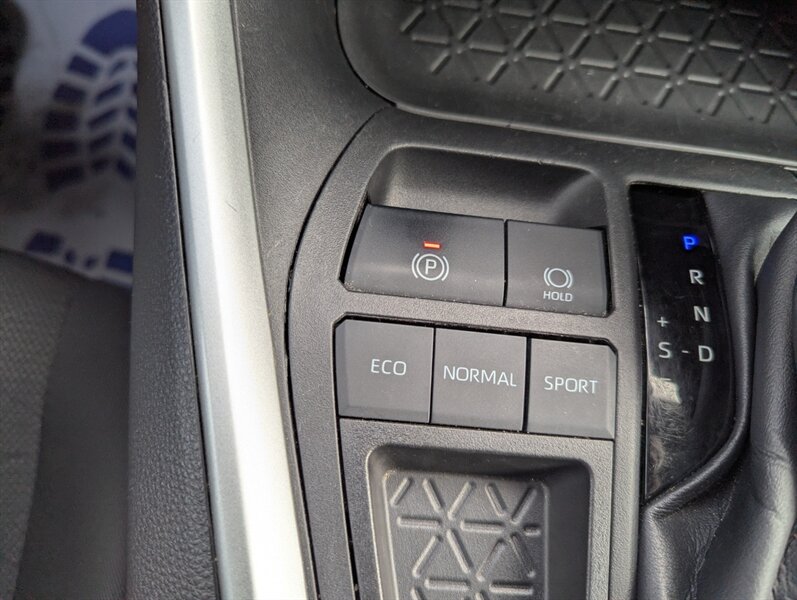 2022 Toyota RAV4 LE - Photo 25 - Calgary, AB T2B 2Y9
