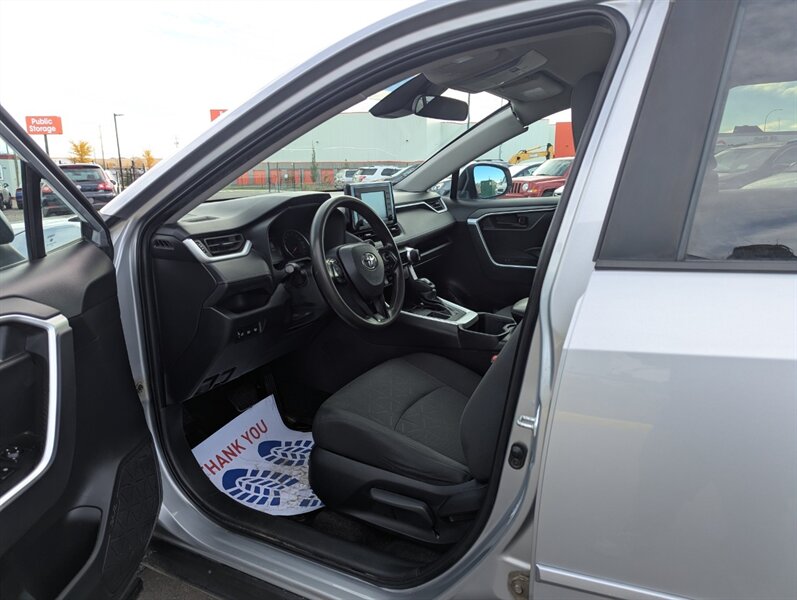 2022 Toyota RAV4 LE - Photo 8 - Calgary, AB T2B 2Y9