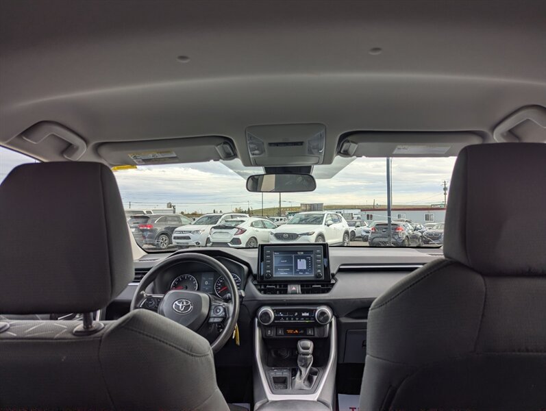 2022 Toyota RAV4 LE - Photo 31 - Calgary, AB T2B 2Y9