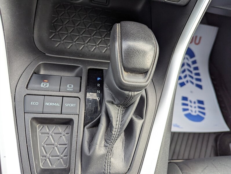 2022 Toyota RAV4 LE - Photo 24 - Calgary, AB T2B 2Y9