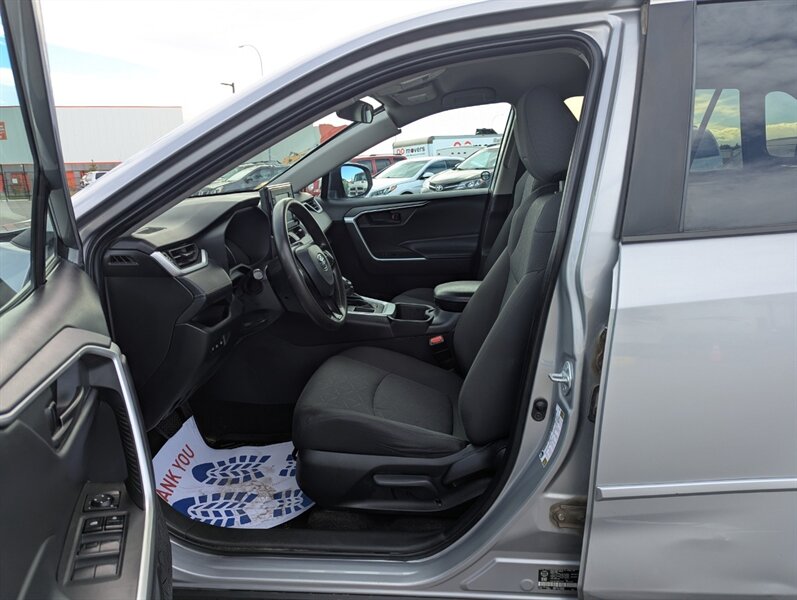 2022 Toyota RAV4 LE - Photo 9 - Calgary, AB T2B 2Y9