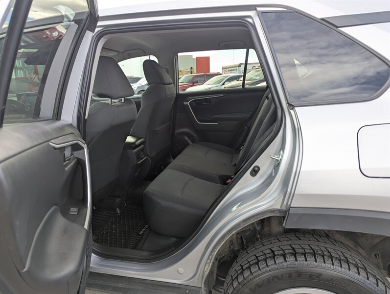 2022 Toyota RAV4 LE - Photo 29 - Calgary, AB T2B 2Y9
