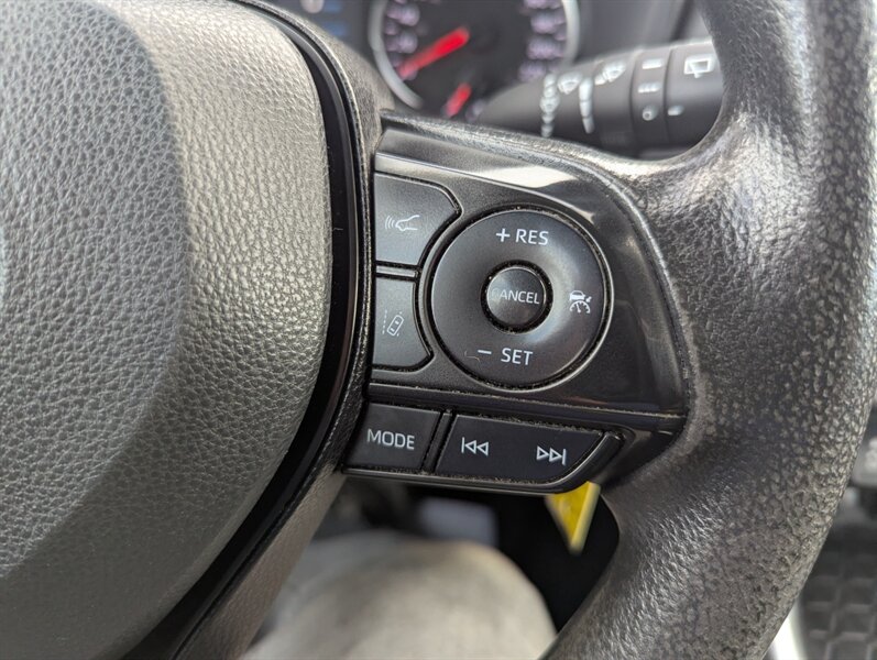 2022 Toyota RAV4 LE - Photo 17 - Calgary, AB T2B 2Y9
