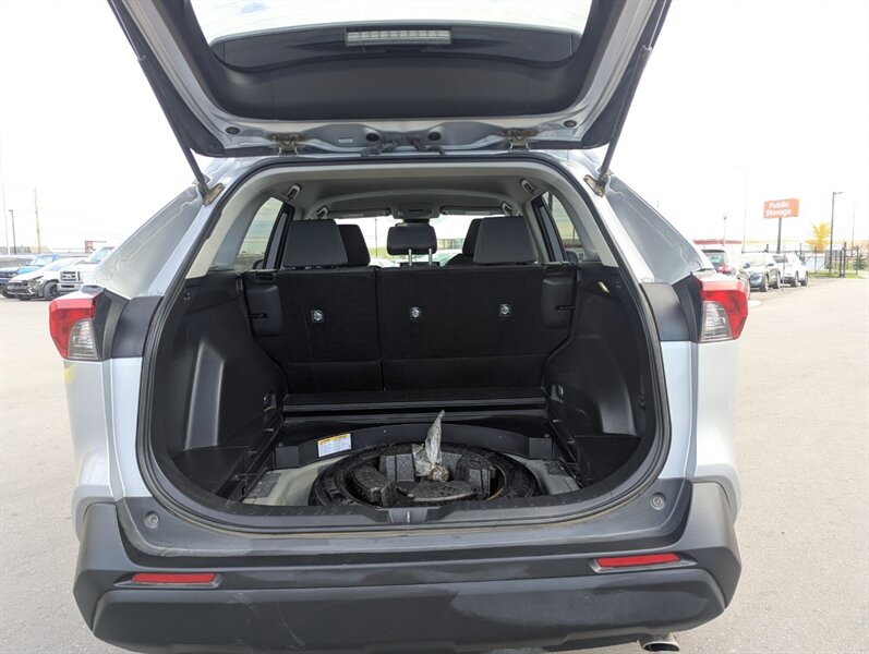 2022 Toyota RAV4 LE - Photo 33 - Calgary, AB T2B 2Y9