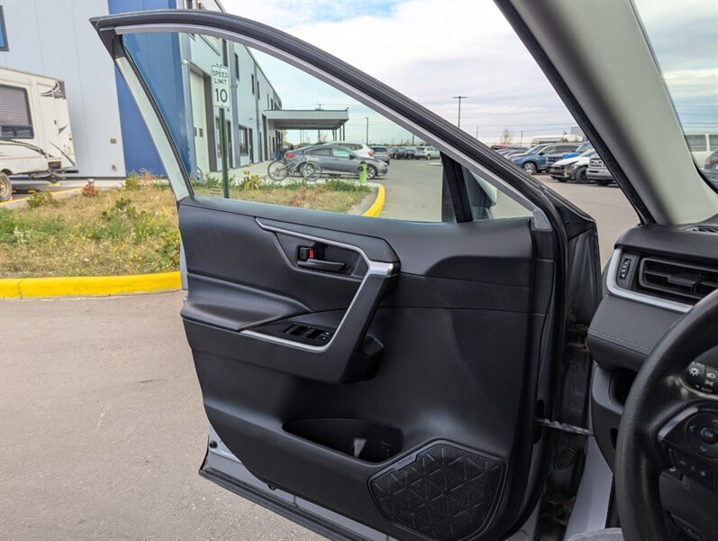 2022 Toyota RAV4 LE - Photo 14 - Calgary, AB T2B 2Y9