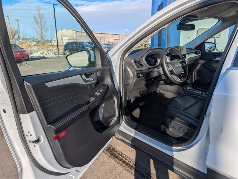 2025 Ford Escape Platinum - Photo 4 - Calgary, AB T2B 2Y9