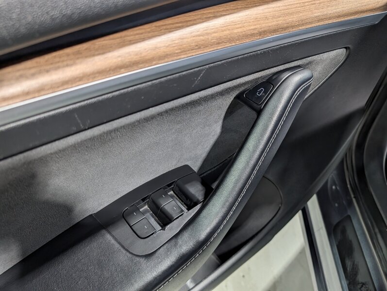 2022 Tesla Model 3 Long Range - Photo 24 - Calgary, AB T2B 2Y9