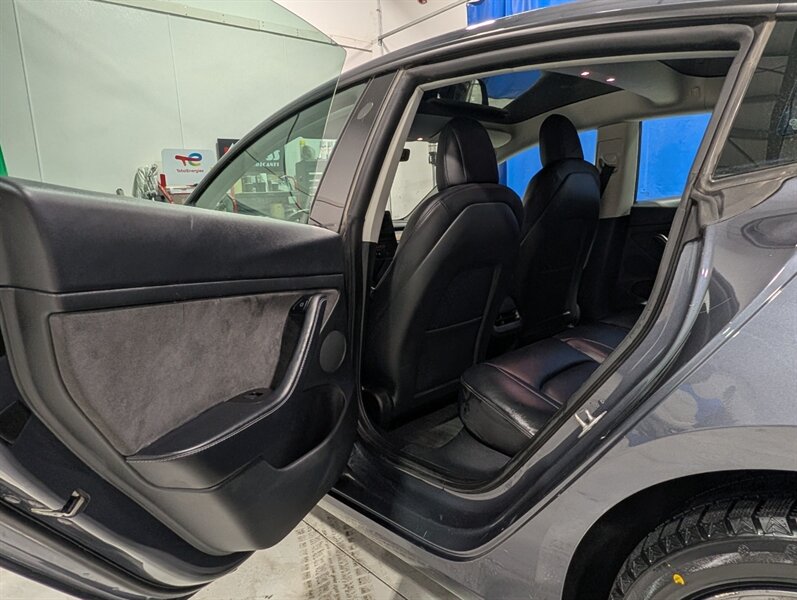 2022 Tesla Model 3 Long Range - Photo 11 - Calgary, AB T2B 2Y9