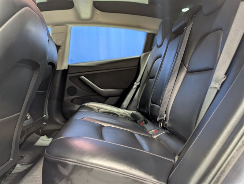 2022 Tesla Model 3 Long Range - Photo 12 - Calgary, AB T2B 2Y9
