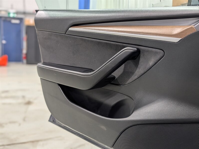 2022 Tesla Model 3 Long Range - Photo 10 - Calgary, AB T2B 2Y9