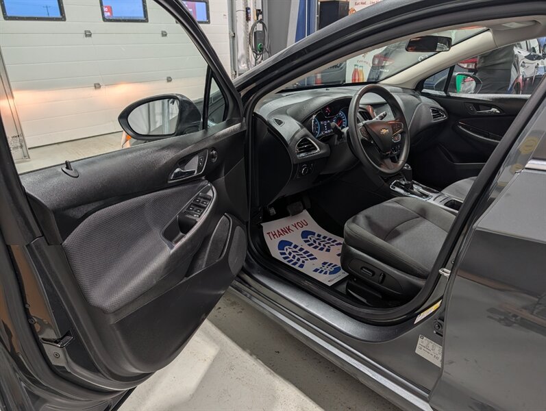 2017 Chevrolet Cruze LT Auto - Photo 7 - Calgary, AB T2B 2Y9