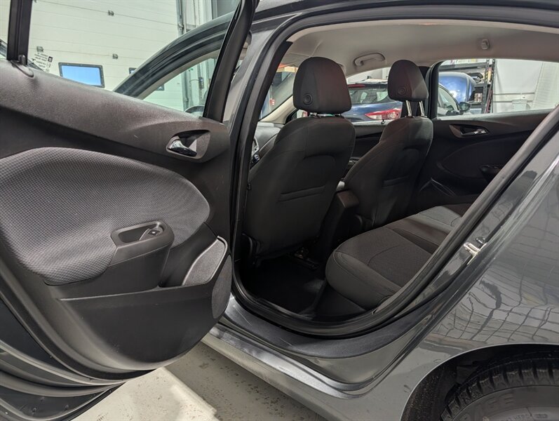 2017 Chevrolet Cruze LT Auto - Photo 10 - Calgary, AB T2B 2Y9