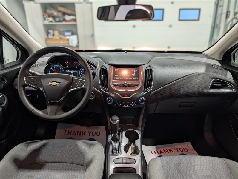 2017 Chevrolet Cruze LT Auto - Photo 12 - Calgary, AB T2B 2Y9