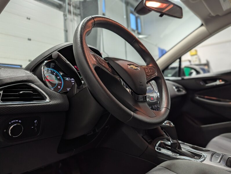 2017 Chevrolet Cruze LT Auto - Photo 8 - Calgary, AB T2B 2Y9