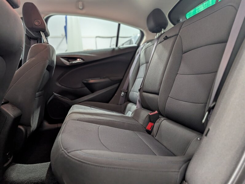 2017 Chevrolet Cruze LT Auto - Photo 11 - Calgary, AB T2B 2Y9