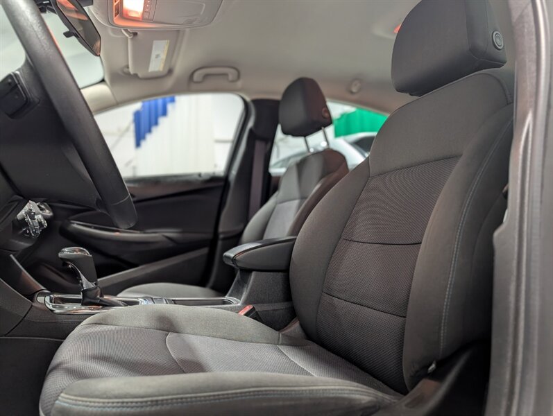 2017 Chevrolet Cruze LT Auto - Photo 9 - Calgary, AB T2B 2Y9