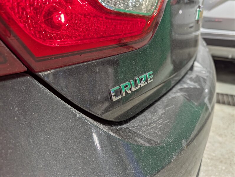 2017 Chevrolet Cruze LT Auto - Photo 30 - Calgary, AB T2B 2Y9