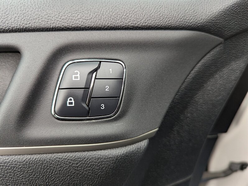 2017 Lincoln MKC Select   - Photo 10 - Calgary, AB T2B 2Y9