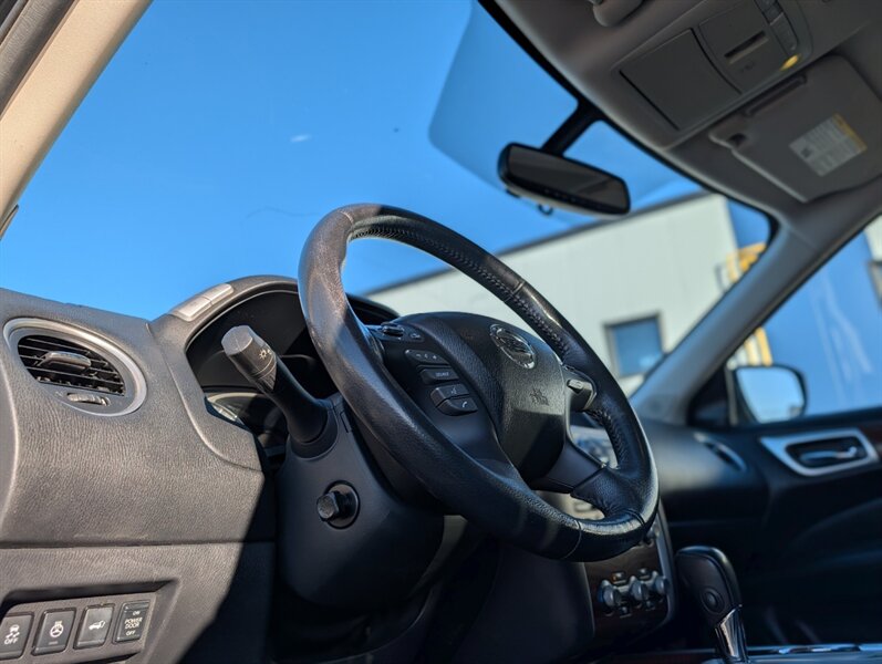 2017 Nissan Pathfinder Platinum - Photo 8 - Calgary, AB T2B 2Y9