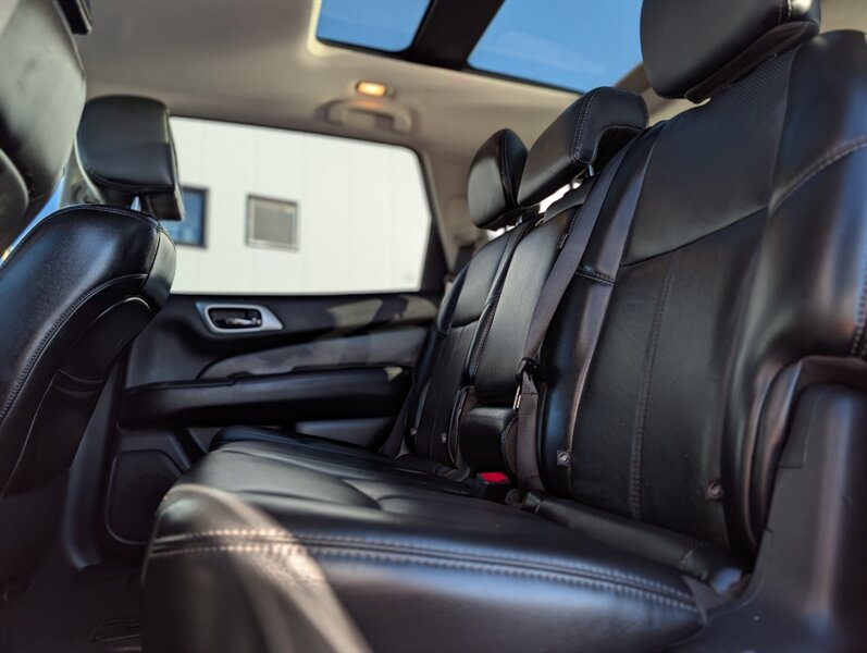 2017 Nissan Pathfinder Platinum - Photo 12 - Calgary, AB T2B 2Y9