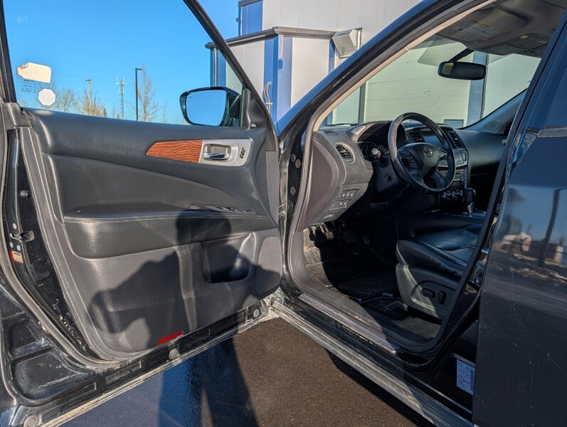 2017 Nissan Pathfinder Platinum - Photo 7 - Calgary, AB T2B 2Y9