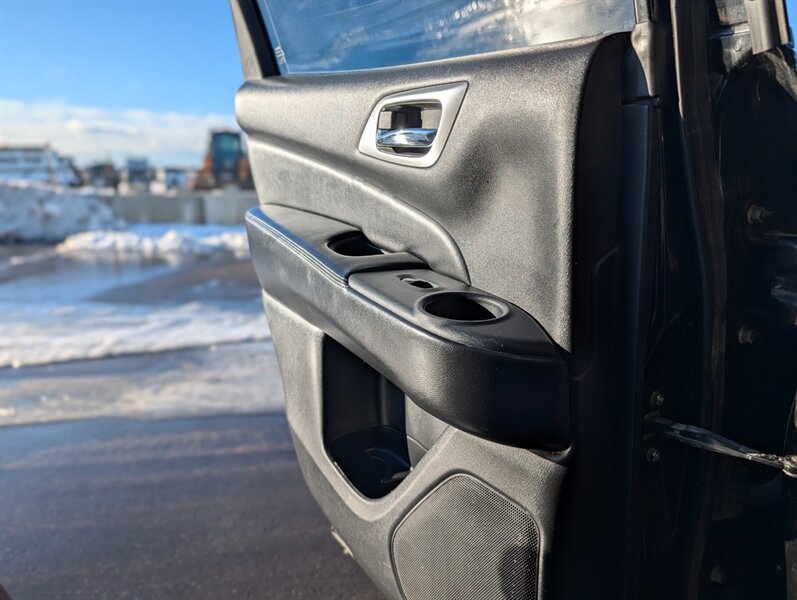 2017 Nissan Pathfinder Platinum - Photo 13 - Calgary, AB T2B 2Y9