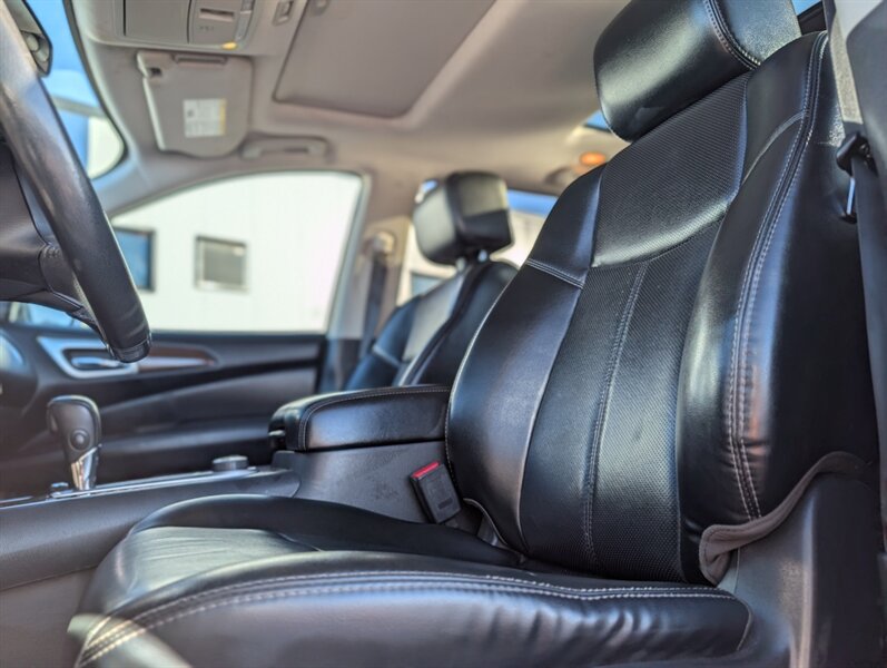 2017 Nissan Pathfinder Platinum - Photo 9 - Calgary, AB T2B 2Y9