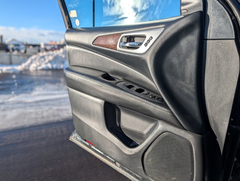2017 Nissan Pathfinder Platinum - Photo 10 - Calgary, AB T2B 2Y9