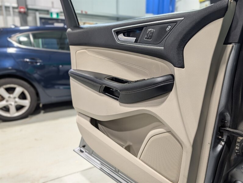 2020 Ford Edge Titanium - Photo 11 - Calgary, AB T2B 2Y9