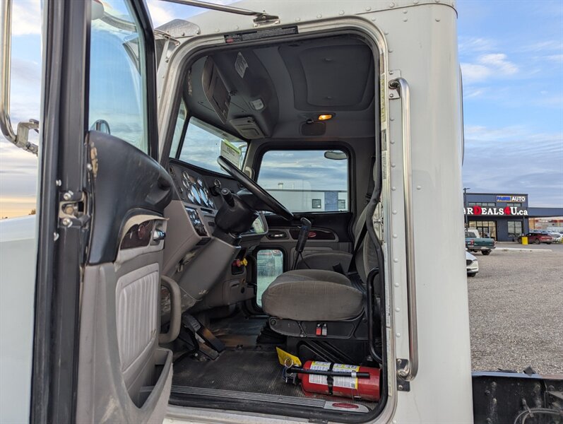 2016 Peterbilt 365 - Photo 17 - Calgary, AB T2B 2Y9