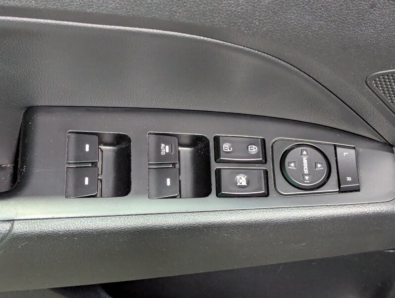 2018 Hyundai ELANTRA Limited - Photo 9 - Calgary, AB T2B 2Y9