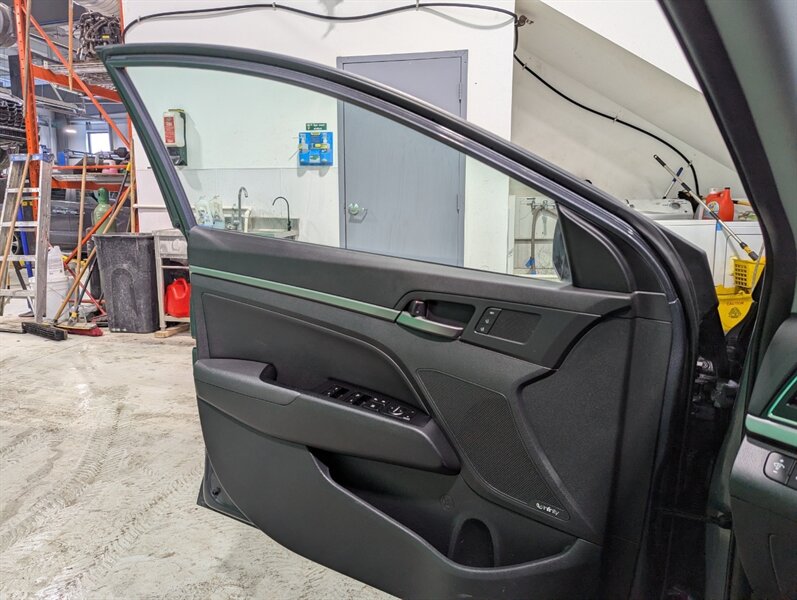 2018 Hyundai ELANTRA Limited - Photo 14 - Calgary, AB T2B 2Y9