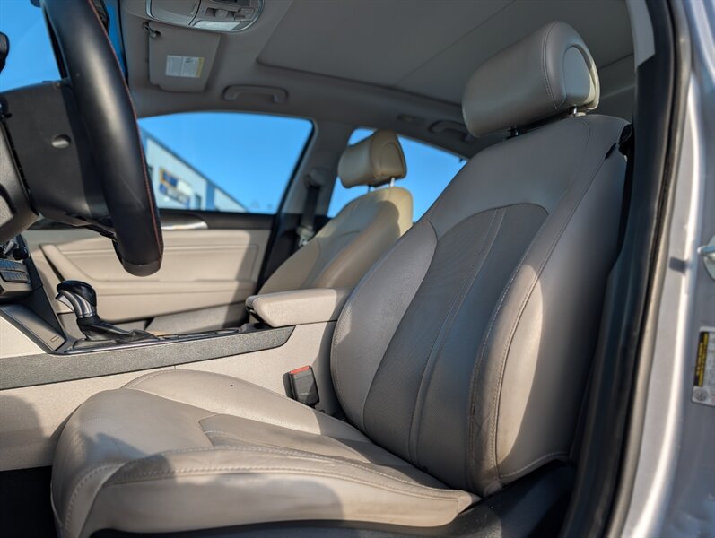 2016 Hyundai SONATA Hybrid Limited - Photo 8 - Calgary, AB T2B 2Y9