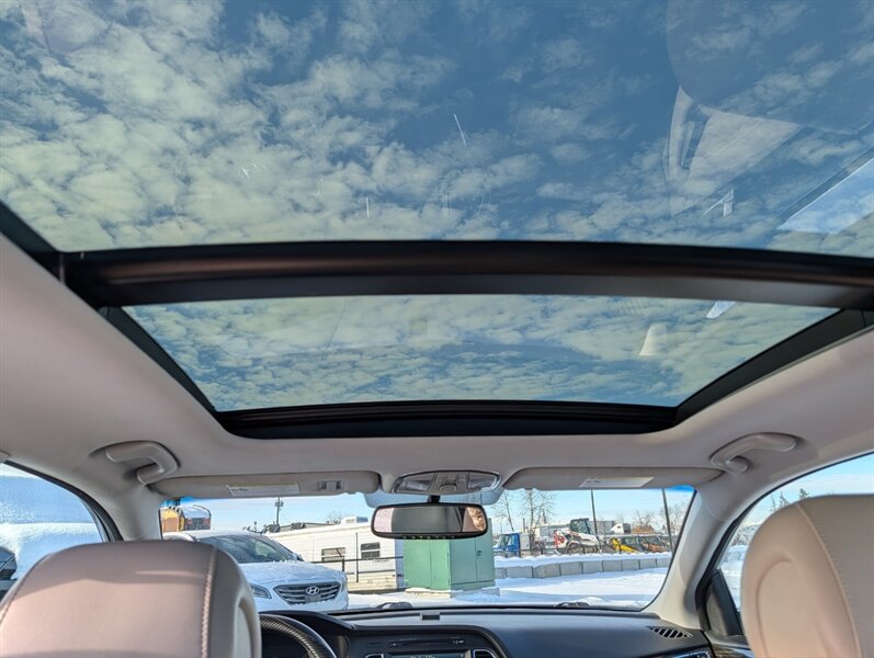 2016 Hyundai SONATA Hybrid Limited - Photo 16 - Calgary, AB T2B 2Y9