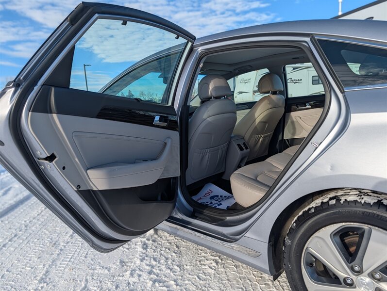 2016 Hyundai SONATA Hybrid Limited - Photo 11 - Calgary, AB T2B 2Y9