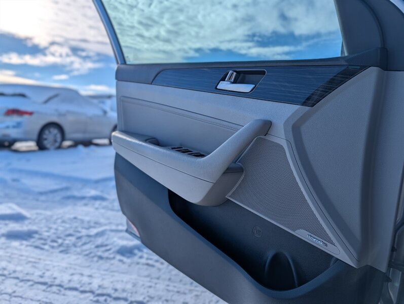 2016 Hyundai SONATA Hybrid Limited - Photo 10 - Calgary, AB T2B 2Y9