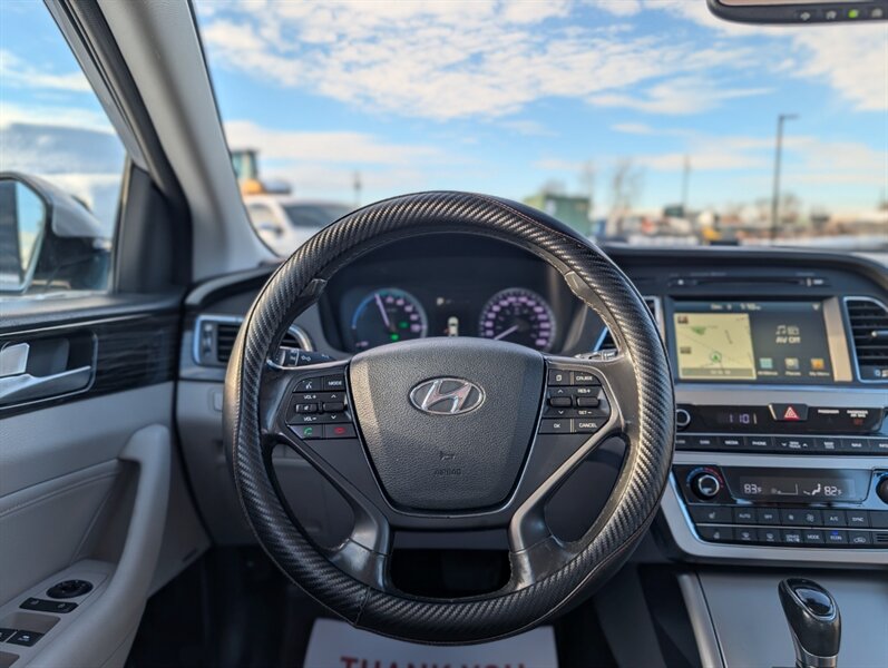 2016 Hyundai SONATA Hybrid Limited - Photo 14 - Calgary, AB T2B 2Y9
