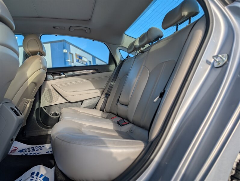 2016 Hyundai SONATA Hybrid Limited - Photo 12 - Calgary, AB T2B 2Y9