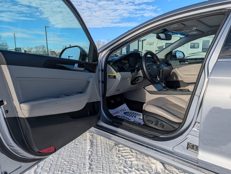 2016 Hyundai SONATA Hybrid Limited - Photo 7 - Calgary, AB T2B 2Y9