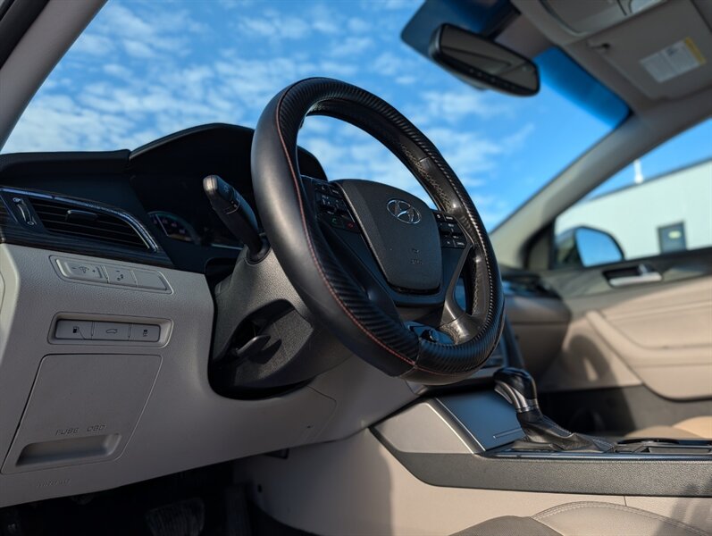 2016 Hyundai SONATA Hybrid Limited - Photo 9 - Calgary, AB T2B 2Y9