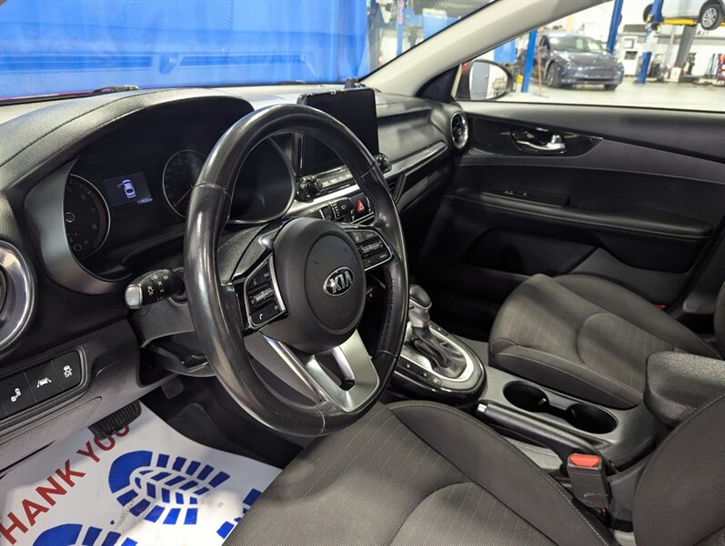 2021 Kia Forte EX   - Photo 12 - Calgary, AB T2B 2Y9